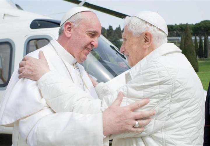  El papa Francisco y Benedicto XVI fueron vacunados contra el coronavirus