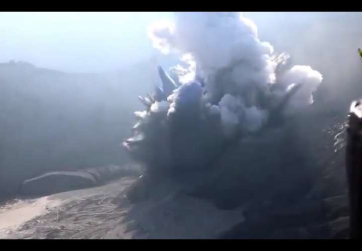 Indonesios huyen despavoridos de una nube de ceniza tras la erupción volcánica