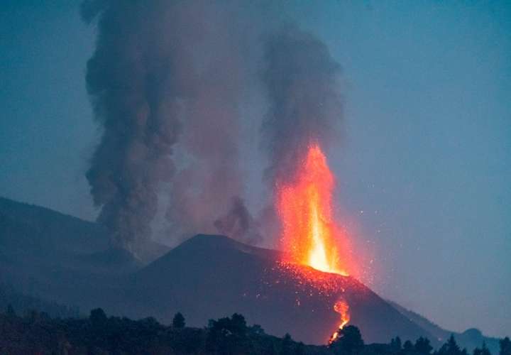 El volcán de Cumbre Vieja, en La Palma, mantiene su actividad efusiva tras casi un mes de erupción. EFE