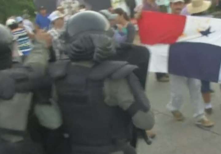 Un aprehendido y dos heridos deja protesta de productores en Los Santos