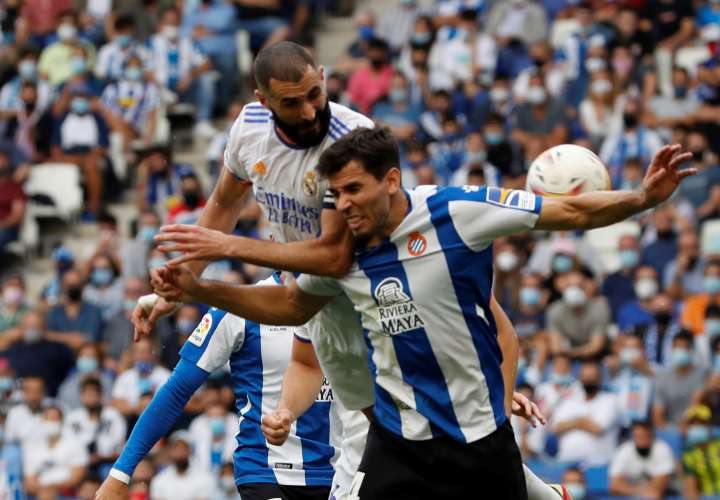 Karim Benzemá (i) disputa el balón con el defensa del Espanyol Leandro Cabrera. /EFE