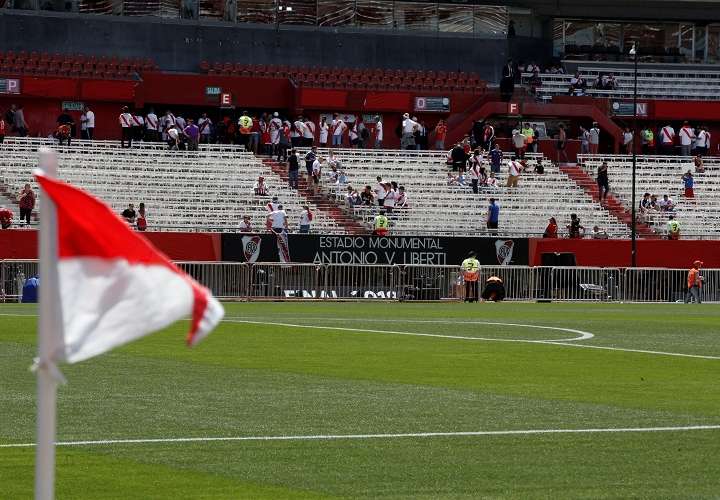 Aficionados de River Plate en las tribunas del estadio Monumental. Foto: EFE