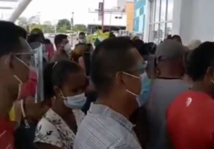 Gritos y reclamos de panameños que no fueron vacunados en circuito 8-10  [Video]