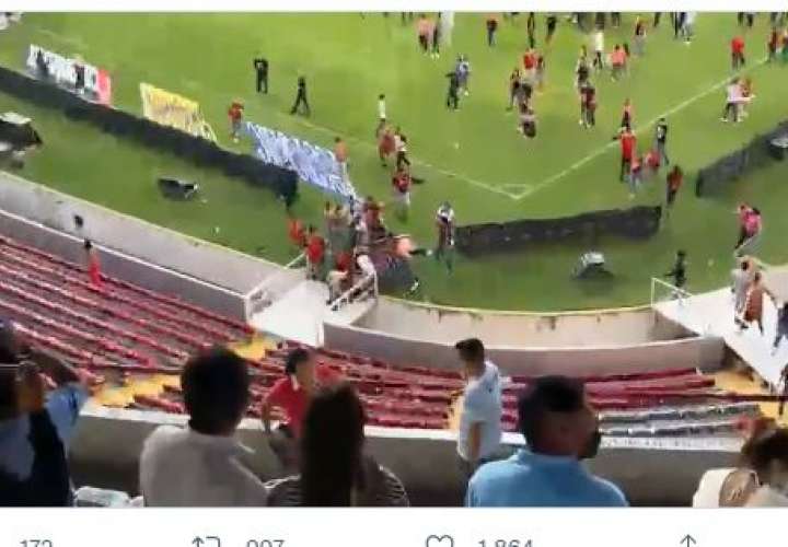 Violencia en partido de fútbol en México: dos barras se enfrentan 