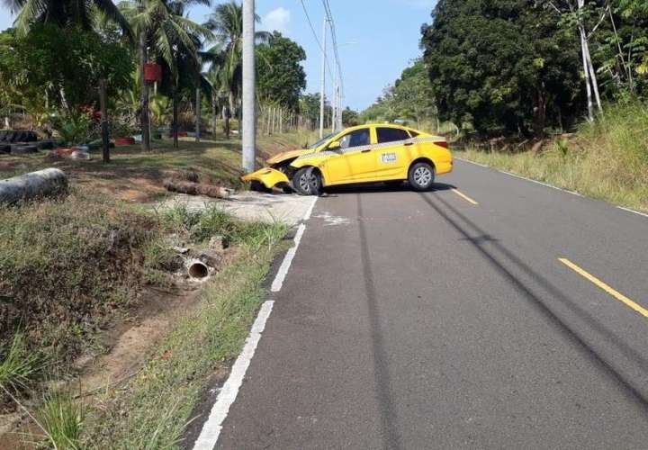 Taxi se estrella contra poste en la Costa Abajo de Colón