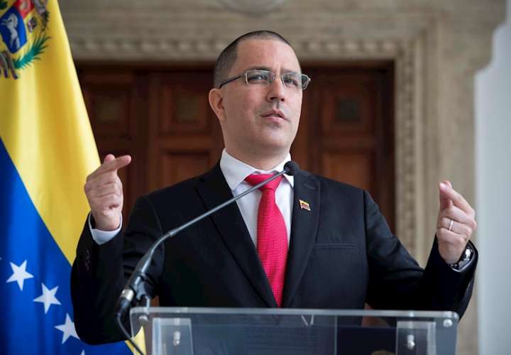 Fotografía del excanciller Jorge Arreaza durante una rueda de prensa, el 02 de febrero de 2021, en Caracas (Venezuela). EFE