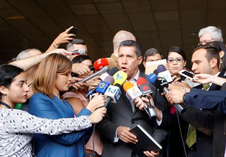 El excandidato presidencial Henri Falcón (c) ofrece declaraciones a los medios de comunicación a su llegada al Tribunal Supremo para impugnar los resultados electorales que le dieron la victoria al jefe de Estado, Nicolás Maduro. EFE