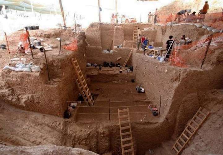 Vista de la sección profunda durante la excavación en Nesher Ramla, yacimiento israelí donde han sido hallado restos fósiles (un fragmento de hueso parietal de un cráneo y una mandíbula casi completa) de unos 130.000 años.EFE