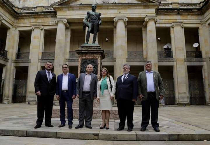 Fotografía muestra a los exguerrilleros Sergio Marín (i); Jairo Quintero (2i); Carlos Lozada (3i); Sandra Ramírez (3d); Marco Calarcá (2d) y Olmedo Ruiz (d), mientras posan en la plazoleta principal del Congreso de Colombia en Bogotá. EFE/PAULA SÁENZ/FARC