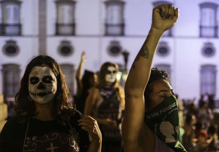 Unas 500 mujeres protestan a favor de la legalización del aborto hoy, miércoles 8 de agosto de 2018, a las puertas del consulado de Argentina en Sao Paulo (Brasil). EFE
