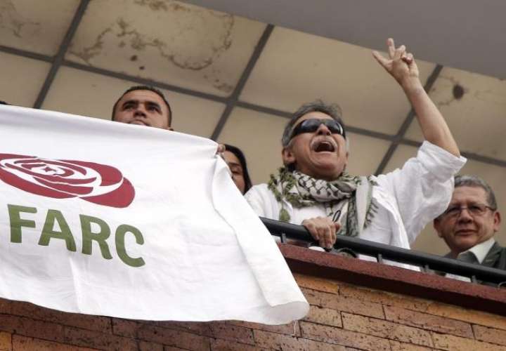 El líder del partido político FARC Seuxis Paucias Hernández (2d), alias &quot;Jesús Santrich&quot;, fue registrado este jueves en un balcón de la sede política del partido, luego de ser liberado por la Fiscalía colombiana, en Bogotá (Colombia). EFE