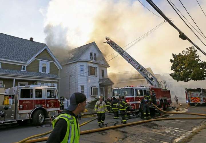 Una serie de explosiones de gas reportadas en ciudades al norte de Boston Massachusetts incendiaron casas y forzaron la evacuación obligatoria de los residentes. EFE