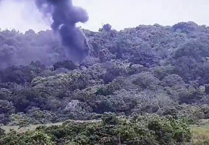 La explosión seguida de una gruesa columna de humo negro fue captada por las cámaras del Centro de Operaciones Nacionales.