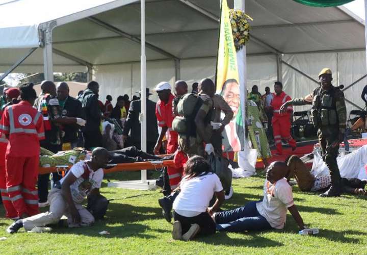 Una vista general muestra la escena del escenario principal después del estallido de una presunta bomba en una reunión dirigida por el presidente Emmerson Mnangagwa, en el White City Stadium en Bulawayo, Zimbabwe, el 23 de junio de 2018. EFE