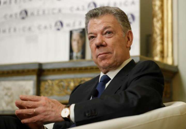 Fotografía de archivo fechada el 26 de marzo de 2019 que muestra al expresidente colombiano Juan Manuel Santos durante la presentación de su libro La batalla por la paz, en Madrid (España). EFEArchivo
