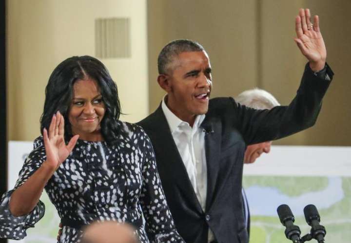 En la imagen, el expresidente de EE.UU., Barack Obama (d), y la ex primera dama estadounidense, Michelle Obama (i). EFEArchivo