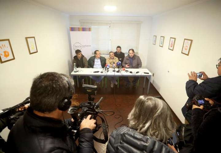 Los exseminaristas y denunciantes de haber sufrido abusos sexuales en el interior de la diócesis de Valparaíso Gustavo Donoso , junto al testigo en la causa en rueda de prensa, en Santiago de Chile. EFE
