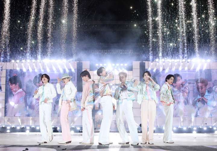 BTS vuelve a los escenarios de Seúl tras dos años de pandemia 