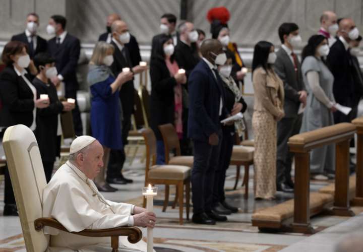 Papa renuncia a oficiar la Vigilia Pascual por dolor en la rodilla