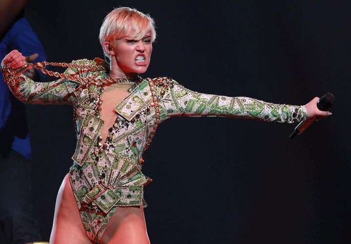Rayo impacta el avión de Miley Cyrus y aterriza de emergencia