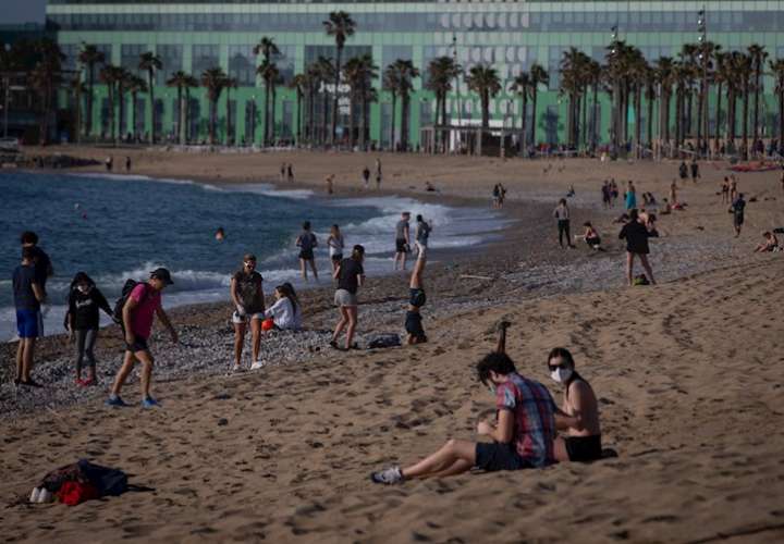 Barcelona reabre sus playas para deporte y paseo