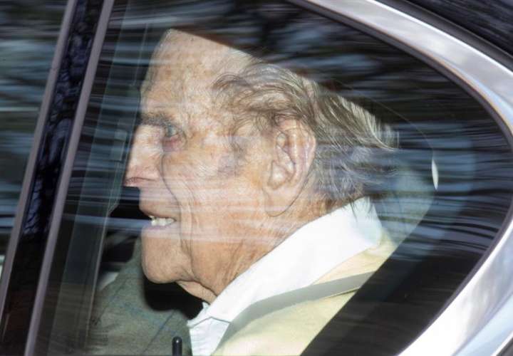  El duque de Edimburgo sale del hospital tras 28 días ingresado