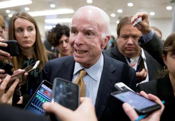 En la imagen, el fallecido senador republicano por Arizona John McCain (c). EFE/Archivo