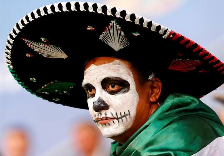 Un aficionado de México luego de que su selección cayó 2-0  ante Brasil en octavos de final. 