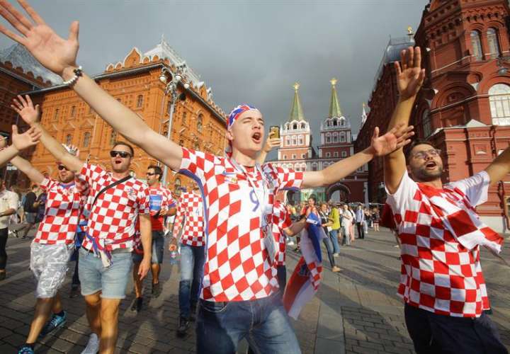 Los fanáticos de Croacia siguen de fiesta, por la clasificación de su selección a la final del Mundial de Rusia 2018. Foto EFE