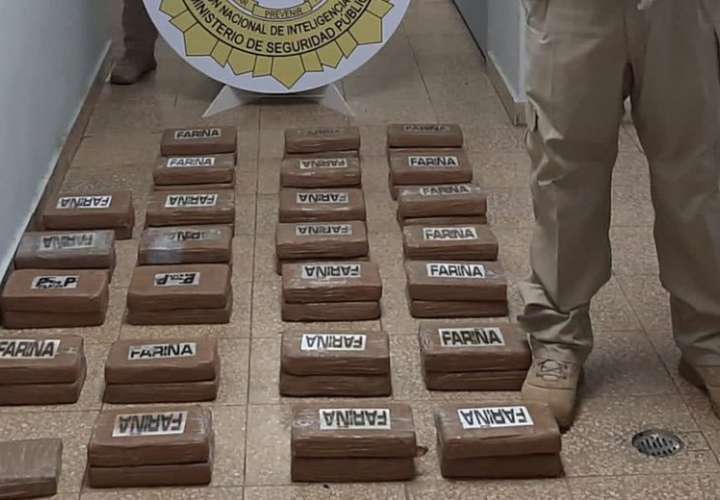 Hallan 51 paquetes de cocaína dentro de contenedor de un buque  [Video]