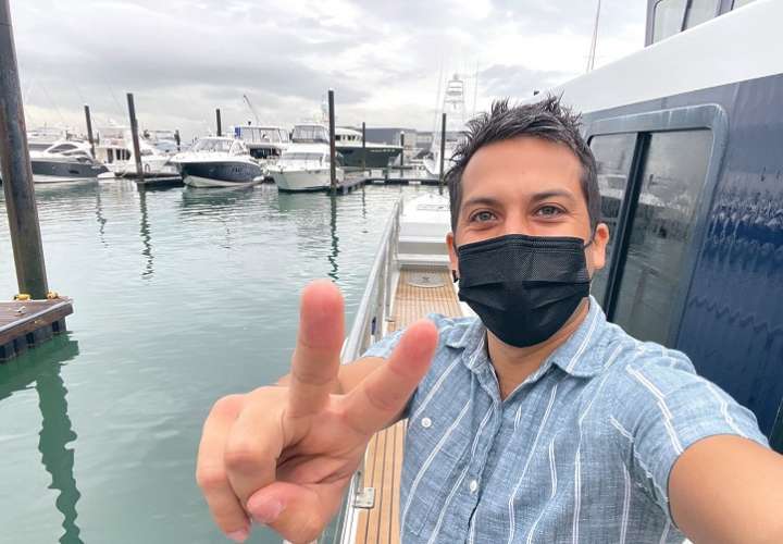 'Youtuber' Alex Tienda se da su baño de pueblo y recorre Panamá