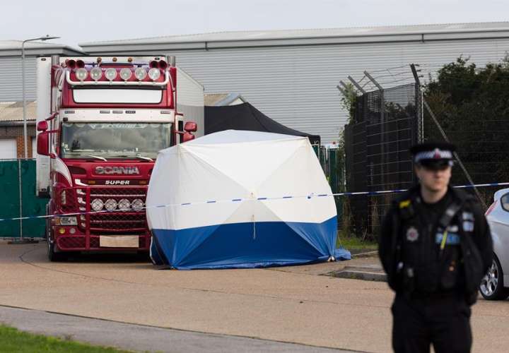 Policía británica indaga sobre una posible mafia en la muerte de 39 inmigrantes