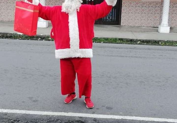 Tongos detienen a Santa Claus por información errada en el "Pelepolice"