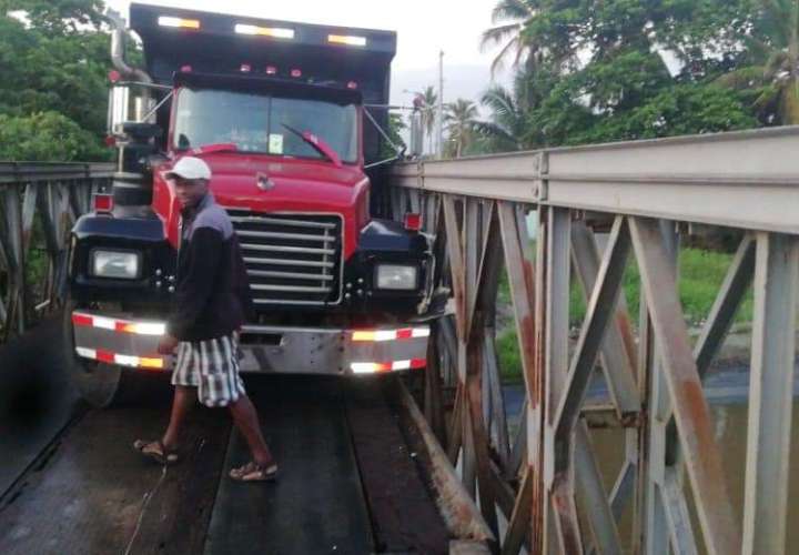 Camión queda trabado en puente de Costa Abajo de Colón