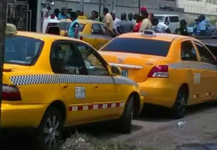 Taxistas se hacen los "chivos locos" y cobran de más en Colón