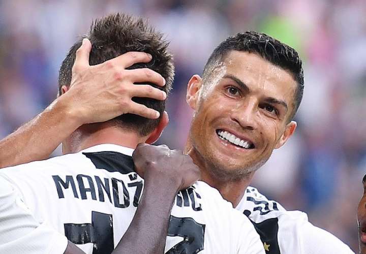 Cristiano Ronaldo celebra el gol de su compañero Mario Mandzukic (L)./ AP