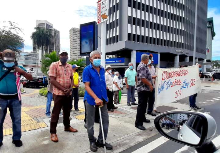 Dos protestas en la ciudad. Unos piden empleos y otros aumento a jubilaciones