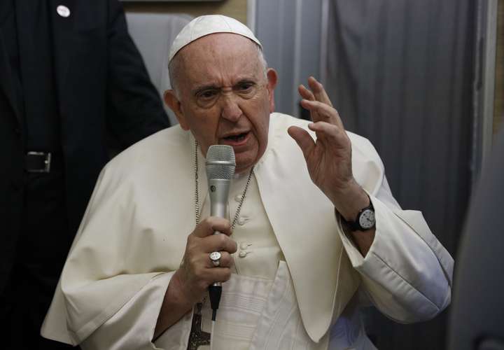 Papa deja puerta abierta a la renuncia y dice que no sería algo malo