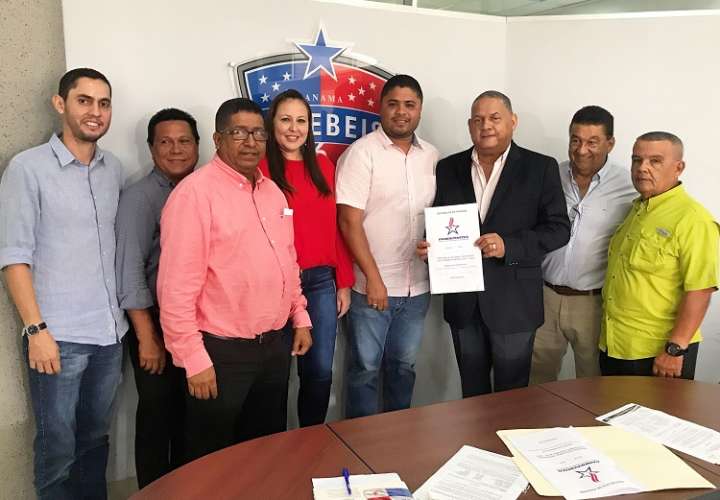 Parte de la nueva junta directiva de la Federación Panameña de Béisbol. / Foto Cortesía