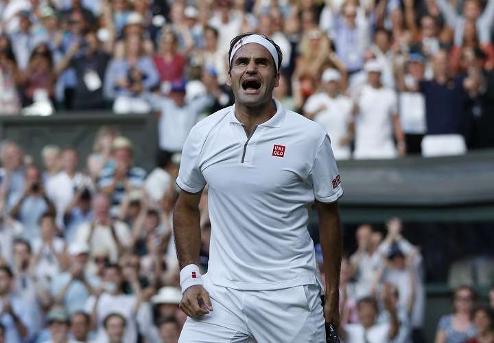 Roger Federer celebra su triunfo sobre el español Rafael Nadal. Foto: AP