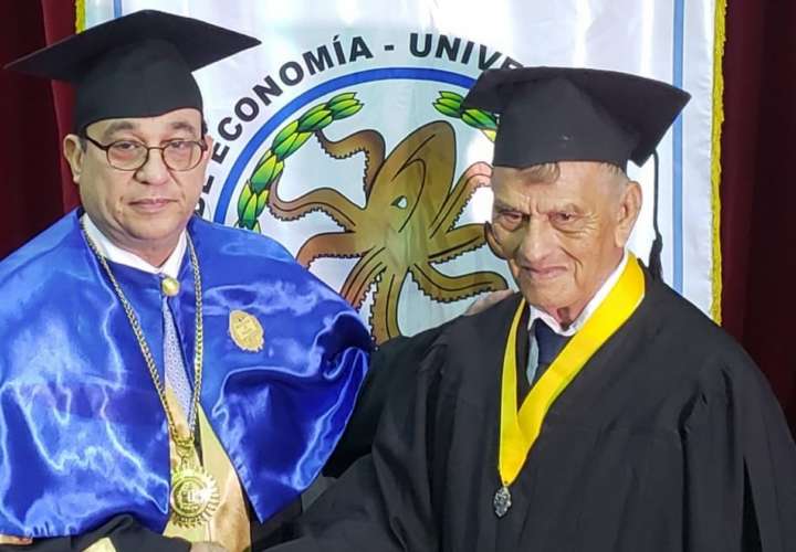 Mario de Pascuale a sus 83 años se gradúa de licenciado en Economía