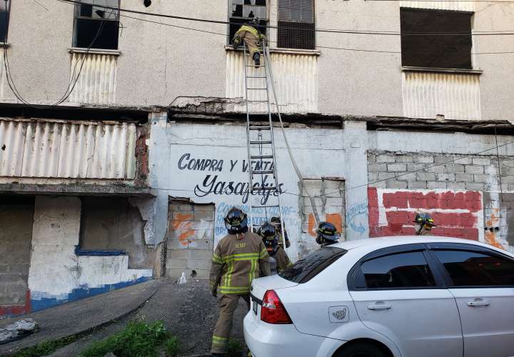 Basura incendiada en edificio provoca alarma en Calidonia 