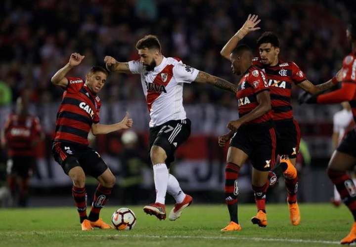 Jugadores de River Plate y Flamengo durante la final de Copa Libertadores. /EFE