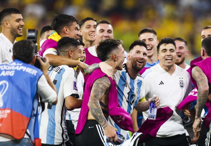 Lionel Messi celebra junto a sus compañeros. /Foto: EFE