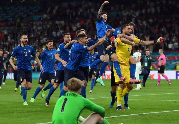 Los italianos celebran el triunfo./ Foto: EFE