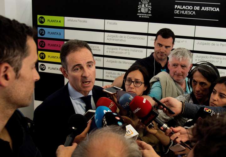 El fiscal jefe de Huesca, Juan Baratech, ha comparecido ante los medios para confirmar los presuntos delitos imputados y las medidas cautelares solicitadas.