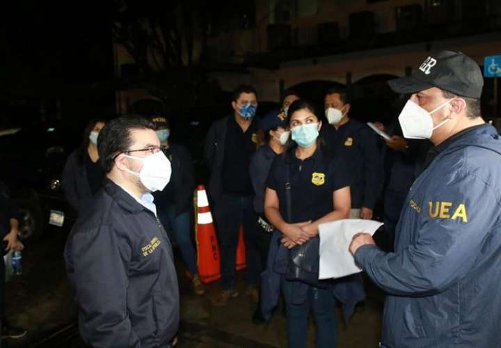 Fiscales mientras realizan un operativo en conjunto con la policía salvadoreña y autoridades estadounidenses. EFE
