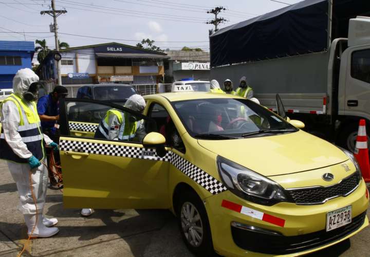 Fumigan taxis para evitar propagación del coronavirus