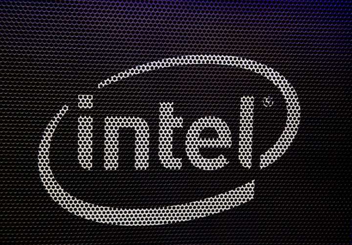 Fotografía de archivo del logo de la compañía Intel. EFE