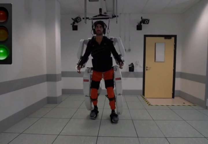 Joven tetrapléjico consigue caminar gracias a un exoesqueleto (Video)